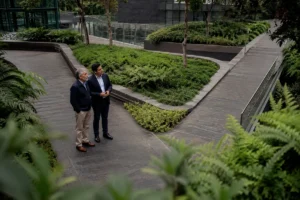 Hombre mexicano evaluando el momento de su retiro con acompañamiento profesional bajo pensión Ley 73